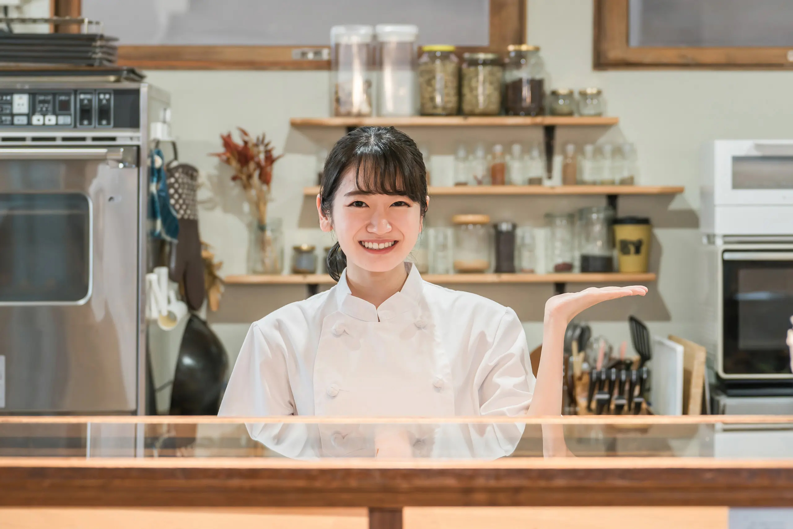 カウンターで接客する女性シェフのイメージ
